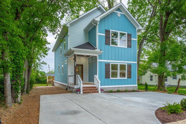 2111 Ivy St, Chattanooga, TN 37404 - view of front facade featuring driveway