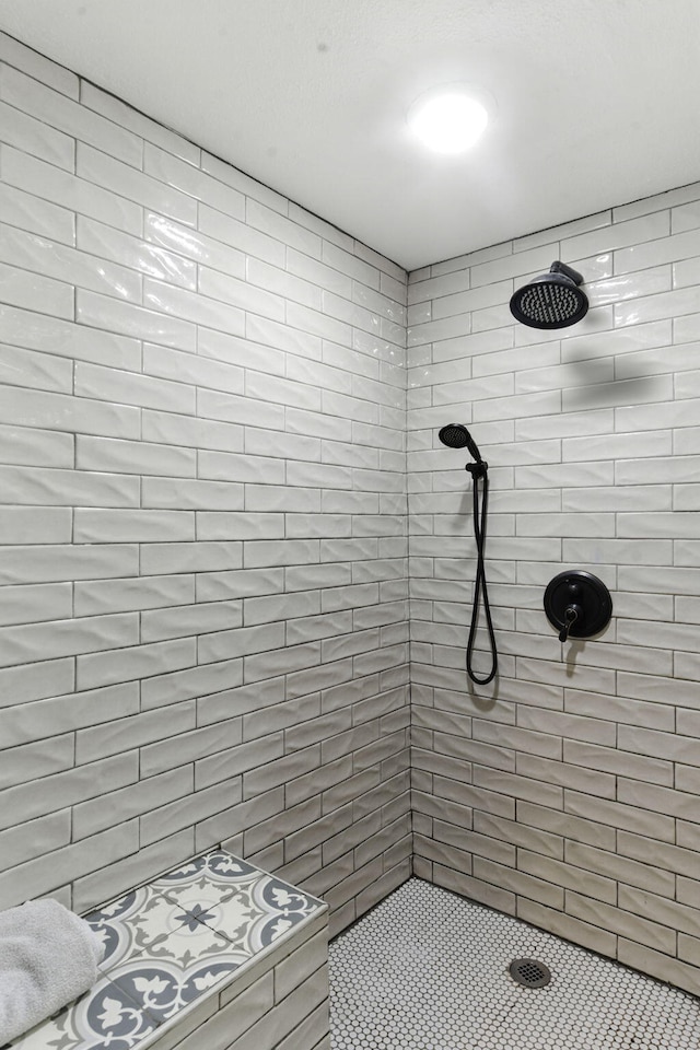 bathroom featuring a tile shower