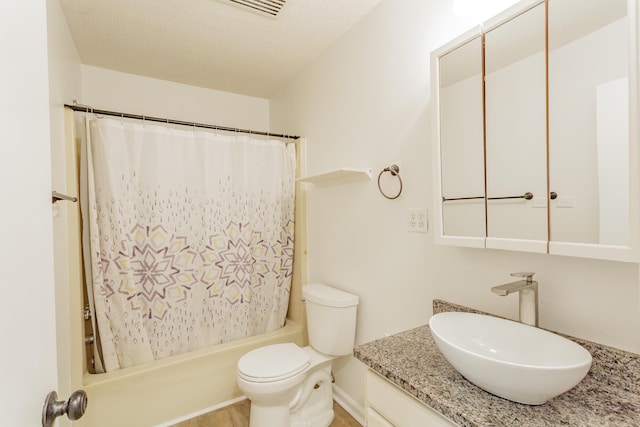 full bathroom with vanity, visible vents, toilet, baseboards, and shower / bath combo