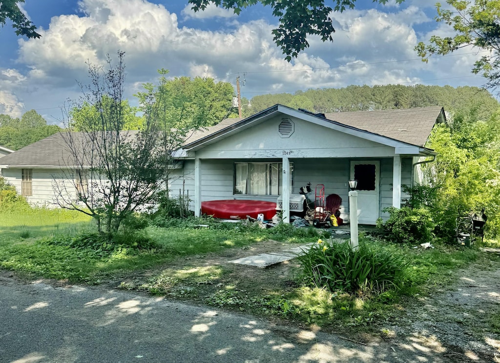 124 S Chestnut St, Whitwell, TN 37397 - view of front facade featuring a hot tub