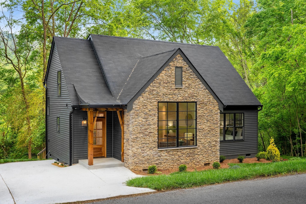 4111 Mccahill Rd, Chattanooga, TN 37415 - view of front facade featuring crawl space and stone siding