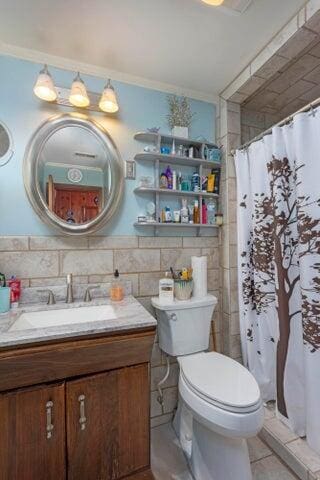 292 Hilltop Cir, Spring City, TN 37381 - full bath featuring tile walls, tile patterned flooring, vanity, toilet, and ornamental molding