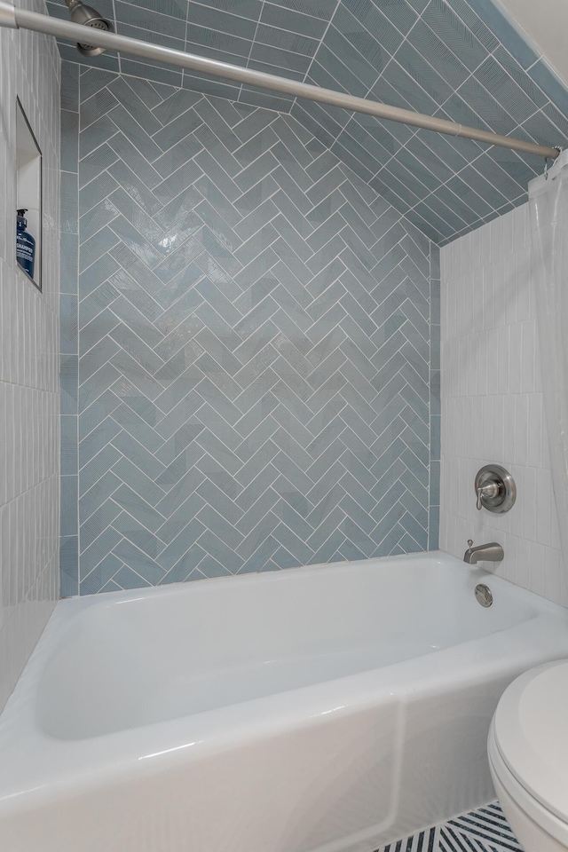 full bathroom featuring toilet and shower / bath combo
