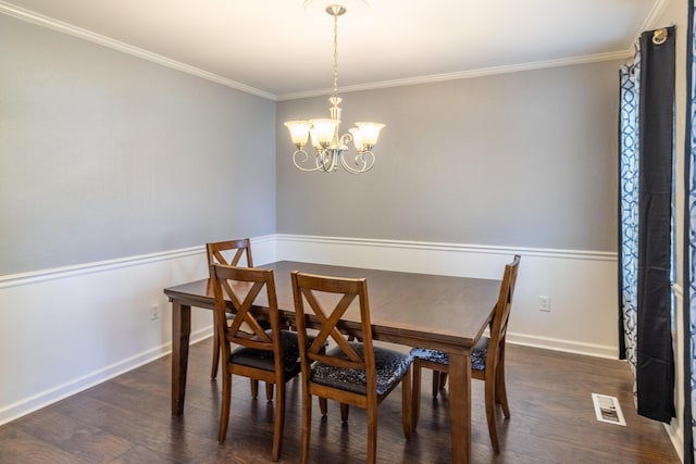 9505 Post Oak Dr, Ooltewah, TN 37363 - dining area with dark wood-style flooring, visible vents, crown molding, baseboards, and a notable chandelier
