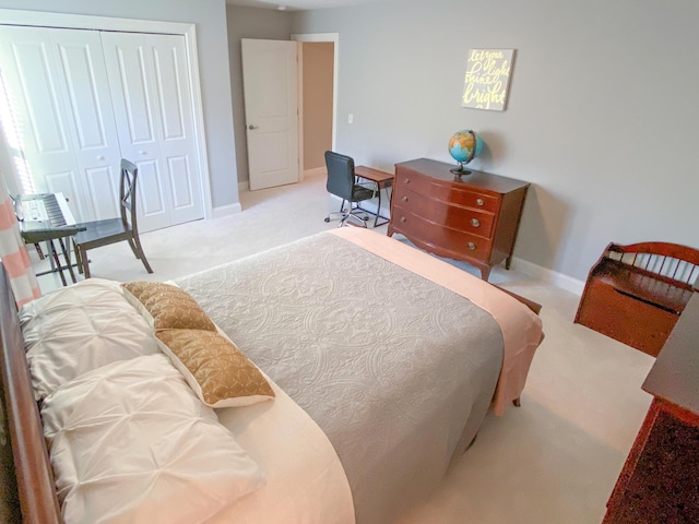 bedroom featuring baseboards, carpet, and a closet