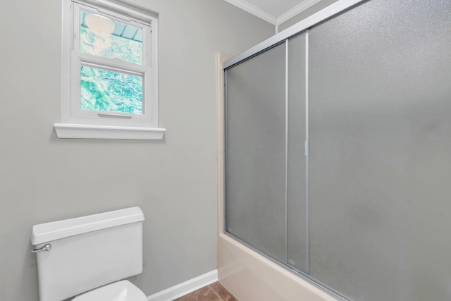 full bath featuring crown molding, baseboards, bath / shower combo with glass door, and toilet
