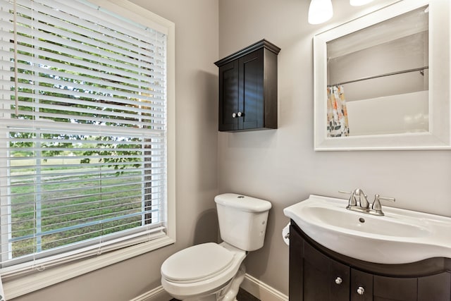full bathroom with baseboards, curtained shower, toilet, and vanity