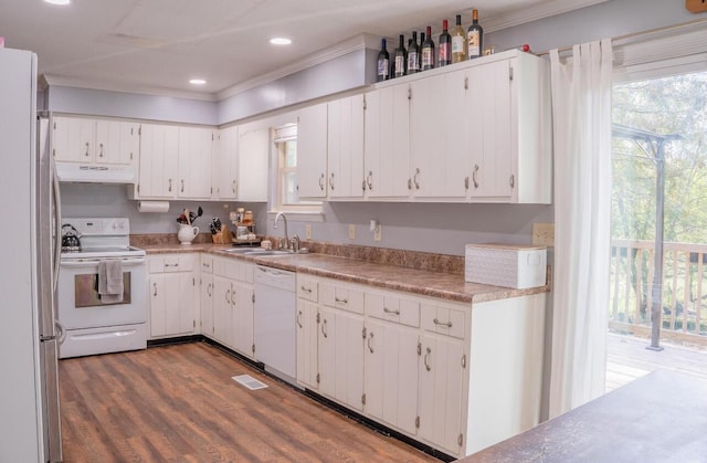 kitchen featuring a sink, under cabinet range hood, white appliances, and ornamental molding