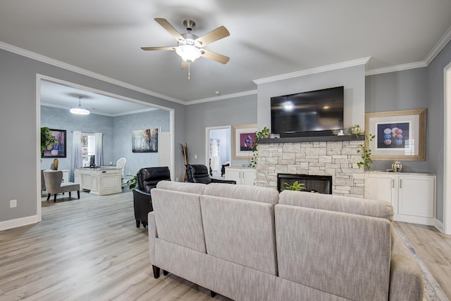 living area with light wood-type flooring, ornamental molding, and ceiling fan