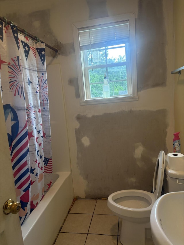 bathroom with shower / tub combo with curtain, toilet, a sink, and tile patterned floors