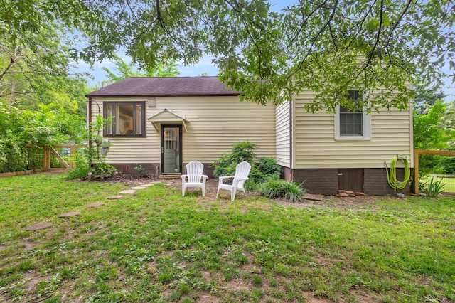 split foyer home with a front lawn and crawl space