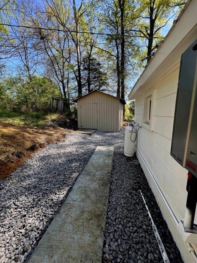 5561 River Rd, Decatur, TN 37322 - view of yard with a storage unit and an outdoor structure
