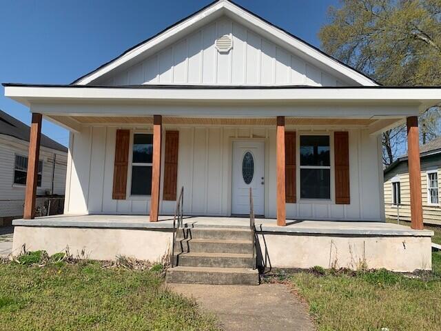 3113 10th Ave, Chattanooga, TN 37407 - view of front facade with board and batten siding and covered porch