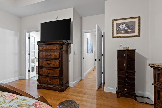 212 Smith St, Signal Mountain, TN 37377 - bedroom featuring light wood-style flooring and baseboards