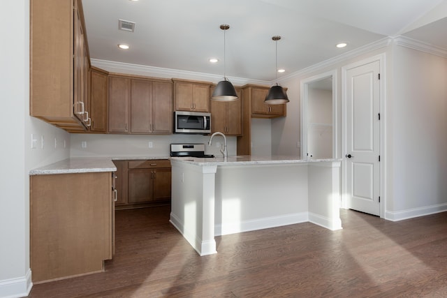 kitchen with stainless steel appliances, a center island with sink, dark wood-type flooring, brown cabinets, and baseboards