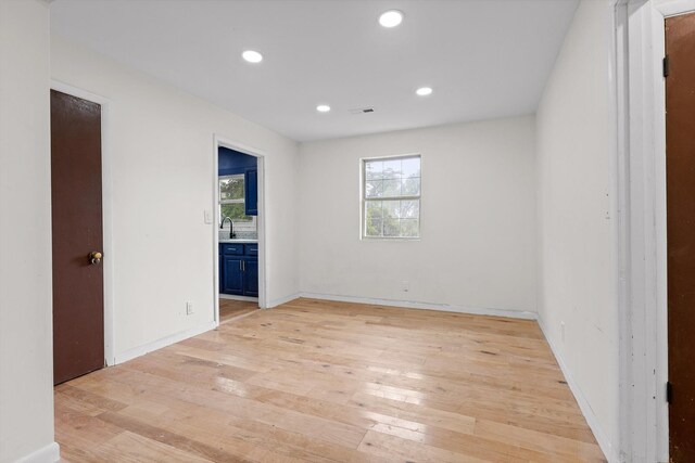 3000 Mary Walker Pl, Chattanooga, TN 37411 - empty room featuring light wood finished floors, a sink, recessed lighting, and baseboards