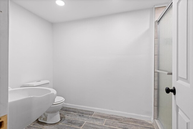 3000 Mary Walker Pl, Chattanooga, TN 37411 - full bath featuring toilet, wood finish floors, a shower with shower door, recessed lighting, and baseboards
