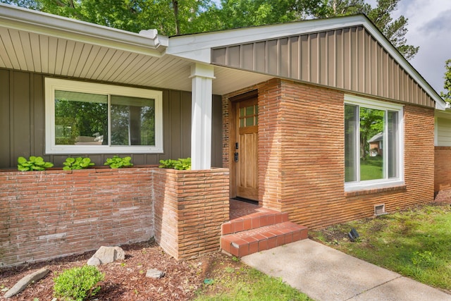6904 Hickory View Ln, Chattanooga, TN 37421 - entrance to property with board and batten siding