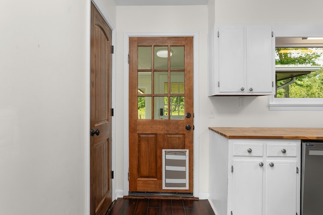 6904 Hickory View Ln, Chattanooga, TN 37421 - doorway featuring dark wood-style flooring and baseboards