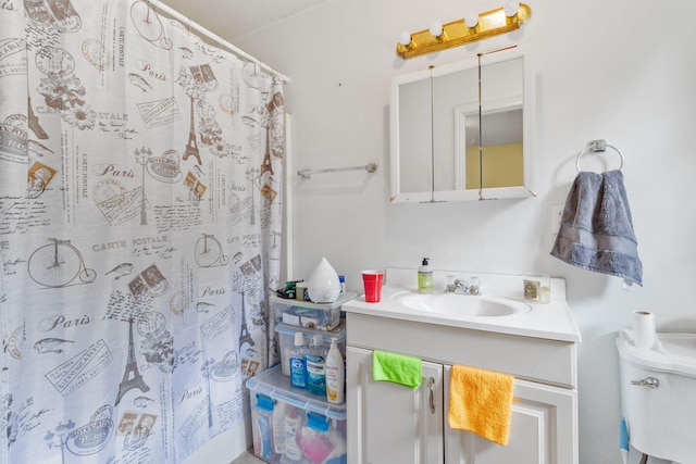 2121 Davenport St, Chattanooga, TN 37406 - full bathroom featuring toilet, vanity, and a shower with shower curtain