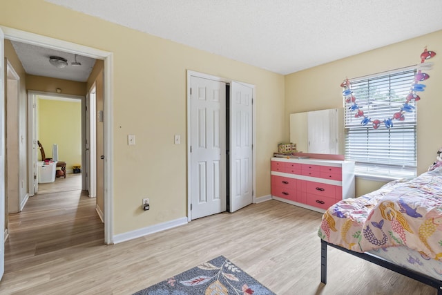 2121 Davenport St, Chattanooga, TN 37406 - bedroom featuring light wood-type flooring, baseboards, a textured ceiling, and a closet