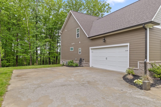 7258 Grey Hawk Trl, Signal Mountain, TN 37377 - view of side of home with a shingled roof and driveway