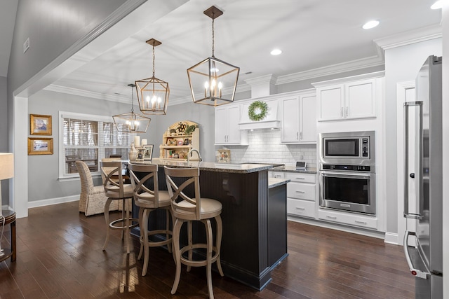 7258 Grey Hawk Trl, Signal Mountain, TN 37377 - kitchen with appliances with stainless steel finishes, a breakfast bar area, an island with sink, a chandelier, and white cabinets