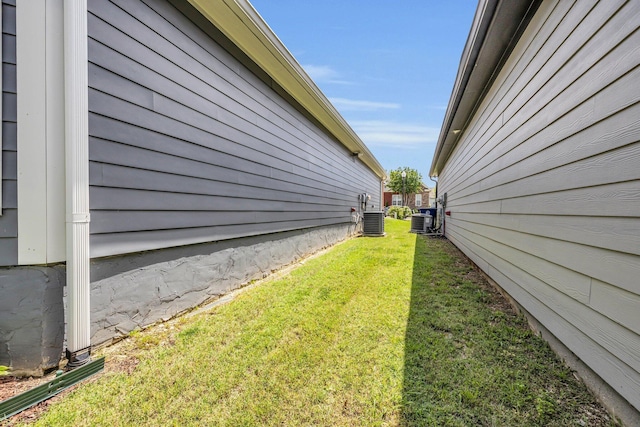 7861 Laurelton Dr, Chattanooga, TN 37421 - view of side of property with a yard and cooling unit