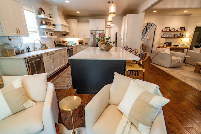 kitchen with appliances with stainless steel finishes, open floor plan, dark wood-style floors, custom range hood, and recessed lighting