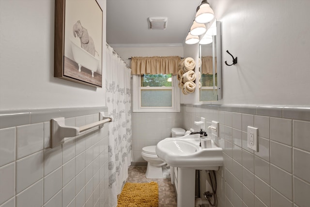 1123 Ridgeleigh Cir, Dalton, GA 30720 - full bath with toilet, tile walls, crown molding, curtained shower, and a wainscoted wall
