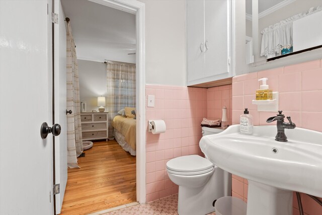 1123 Ridgeleigh Cir, Dalton, GA 30720 - bathroom with tile walls, crown molding, toilet, wainscoting, and a sink