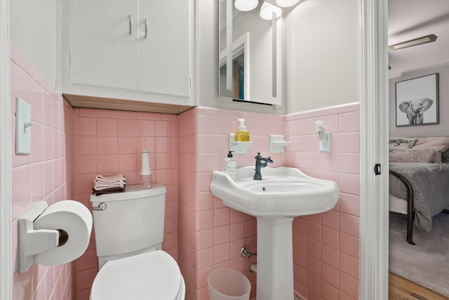 1123 Ridgeleigh Cir, Dalton, GA 30720 - half bathroom featuring tile walls, toilet, and ensuite bath
