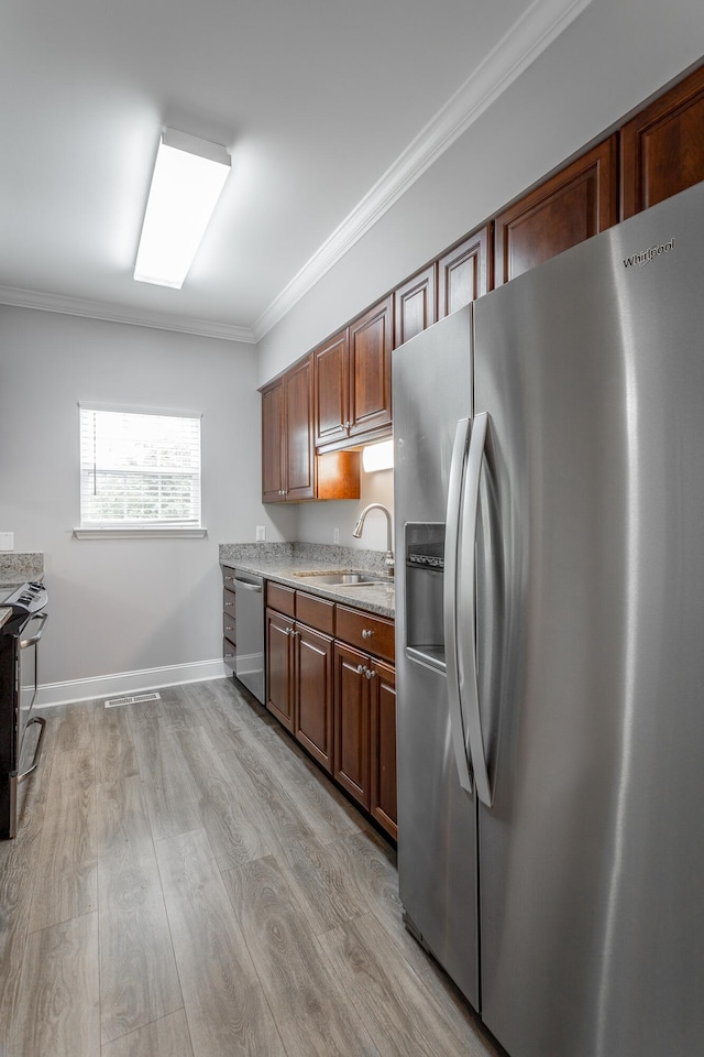 7817 Legacy Park Ct, Chattanooga, TN 37421 - kitchen with appliances with stainless steel finishes, a sink, crown molding, baseboards, and light wood-type flooring