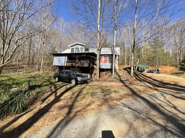 view of front of home with dirt driveway