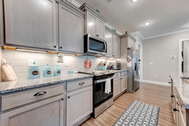 231 Winchester Dr, Rossville, GA 30741 - kitchen with stainless steel appliances, crown molding, baseboards, gray cabinets, and backsplash
