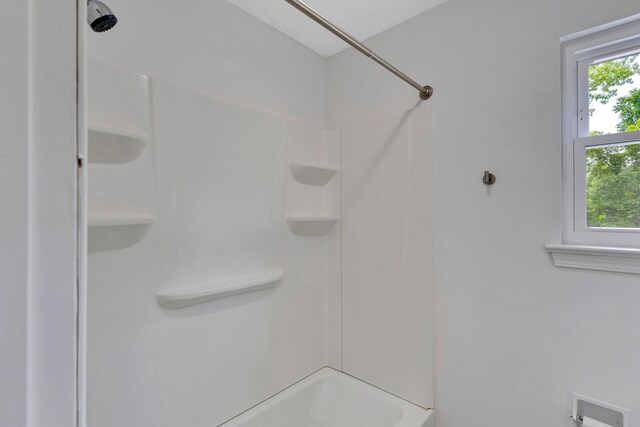 3910 Brock Rd, Chattanooga, TN 37421 - bathroom with washtub / shower combination