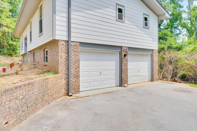 3910 Brock Rd, Chattanooga, TN 37421 - garage featuring asphalt driveway