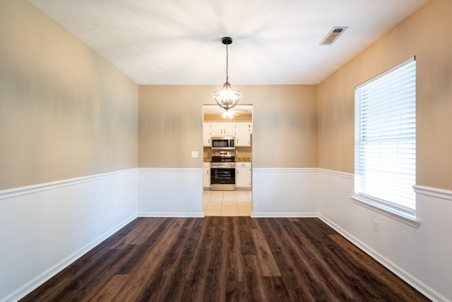 14 Castleview Ct, Ringgold, GA 30736 - unfurnished room with wood finished floors, a chandelier, and baseboards