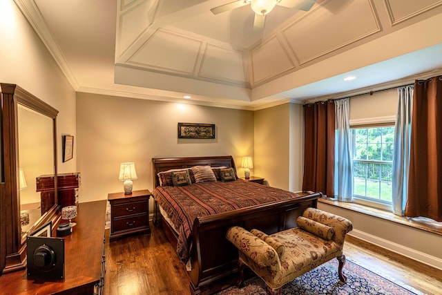 bedroom with crown molding, wood finished floors, ceiling fan, baseboards, and recessed lighting