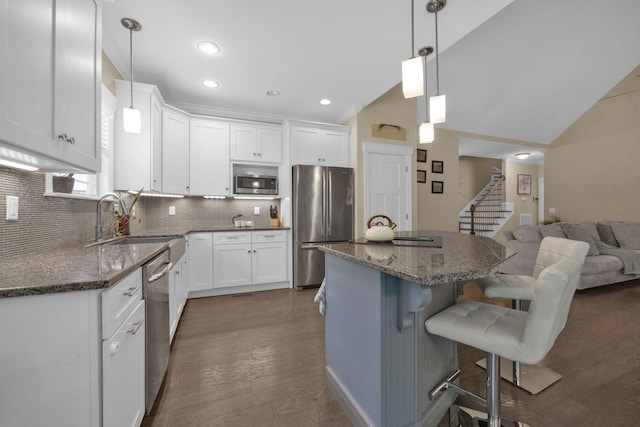 7310 Huntley Ln, Chattanooga, TN 37421 - kitchen featuring stainless steel appliances, a kitchen bar, a center island, backsplash, and open floor plan