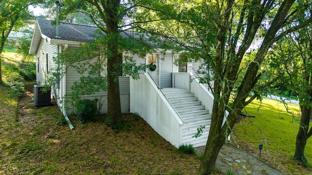 818 Dunlap Ave, Chattanooga, TN 37412 - view of side of home with central air condition unit, a shingled roof, and a yard