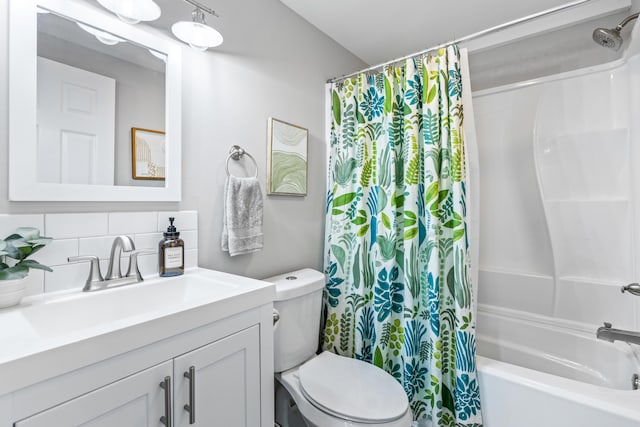 818 Dunlap Ave, Chattanooga, TN 37412 - bathroom featuring backsplash, toilet, vanity, and shower / bath combo with shower curtain