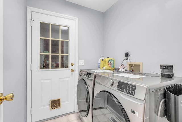 8369 Shadetree Ln, Ooltewah, TN 37363 - laundry area featuring washing machine and clothes dryer