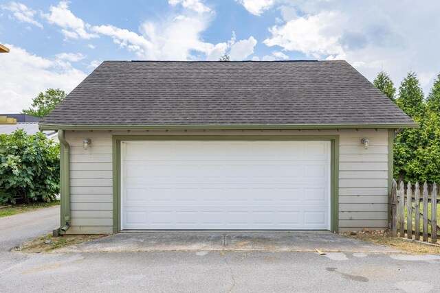 1704 Williams St, Chattanooga, TN 37408 - detached garage with fence