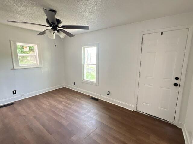 560 8th St NE, Cleveland, TN 37311 - empty room featuring ceiling fan, dark wood-style floors, a textured ceiling, and baseboards