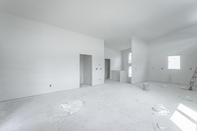 1314 Buckley St, Chattanooga, TN 37404 - empty room featuring high vaulted ceiling