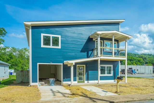 1314 Buckley St, Chattanooga, TN 37404 - view of front facade featuring a balcony and driveway