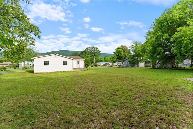 view of green lawn