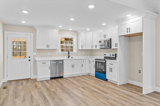 118 Earls Way, Chatsworth, GA 30705 - kitchen featuring appliances with stainless steel finishes, a sink, baseboards, light wood-type flooring, and recessed lighting