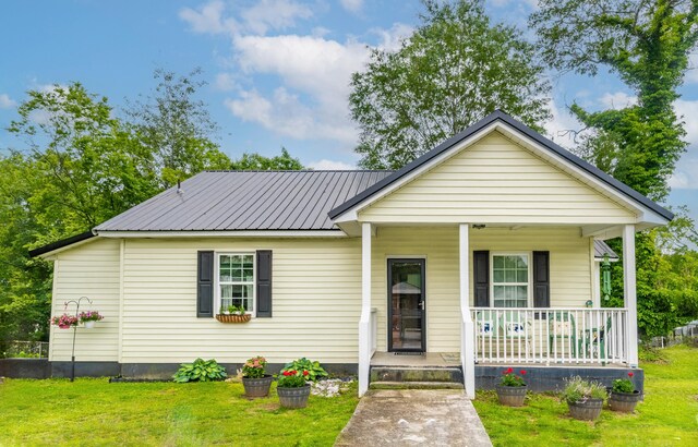 301 Cedar St, Lafayette, GA 30728 - bungalow-style home featuring covered porch, a front yard, and metal roof